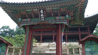 宙合楼に上がる正門☆