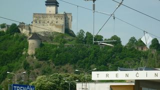 丘にそびえるトレンチーン城