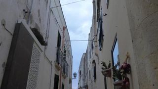 中世時代雰囲気を伝える城壁裏側の通り♪