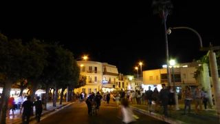 センスのいい夏季限定ブティックが並ぶ通り♪