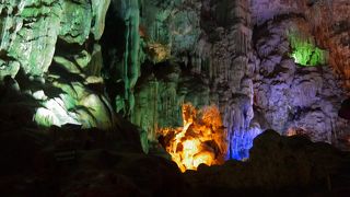 カラフルな鍾乳洞