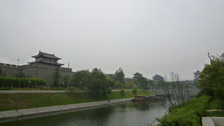 城壁の上を自転車で回ることができます。