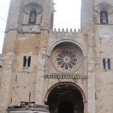 カテドラルの前を通過するトラム