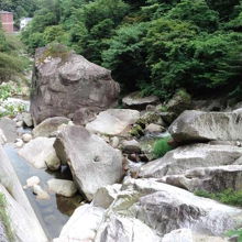 行く途中の道沿いの川、巨石がゴロゴロ