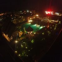 夜のライトアップされた様子 プール前に巨大モニター