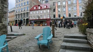 勝利のノートルダム教会の前の広場です