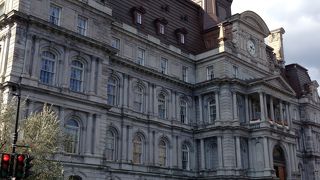 4階建の立派な建物で前の花壇の花が綺麗でした