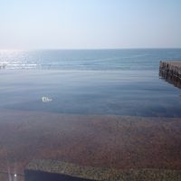 露天風呂。早朝に海のお風呂を一人占め。