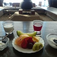 朝食後のデザートもラウンジで。