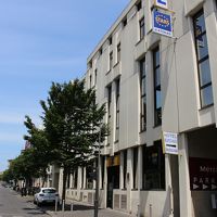 通りから見た外観