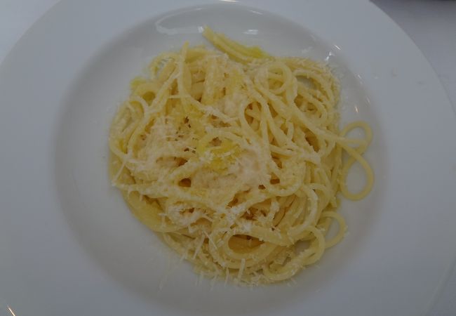 真っ白な店内がとてもお洒落です。