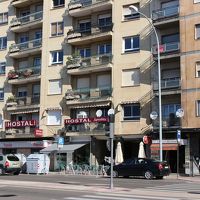 通りの向かい側から