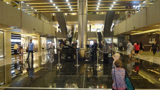 オーチャード駅から直結の巨大ショッピングモール。