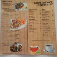 ルームサービスもありますが室内で食べるスペースはないです