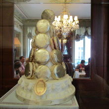 ゴールドマカロンの奥にシャンデリアがあり、その部屋でランチ