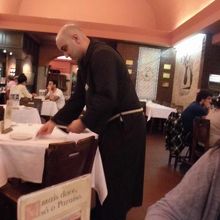 スタッフは茶色いマントでフランシスコ会の修道士のようです。