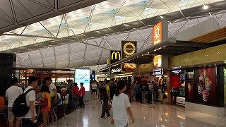 出国審査後のフードコートにある