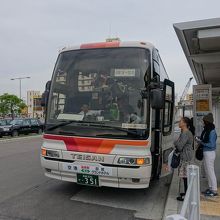 空港行は函館駅前からの乗車が多い。