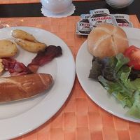 朝食は品数が多く野菜もありました。