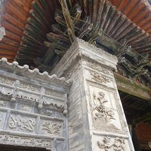 壁の浮彫を見ると中国とイスラムのモチーフが同居しています。