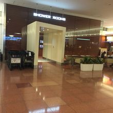 到着ロビーのシャワールーム