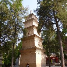 素朴で小ぶりな唐の時代の仏塔。