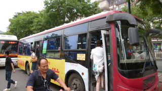 市内中心部は1元（エアコンなし車両）〜2元（エアコンあり車両）。