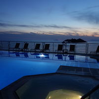 プールとアドリア海。幻想的な色。