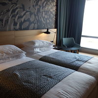 ベッドルームは落ち着いた感じ。