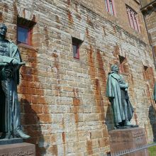 城壁の回廊には歴史をいろどった王や皇帝の銅像が立つ