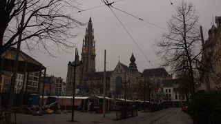 聖母大聖堂近くのトラム・メトロ駅前　グルン広場