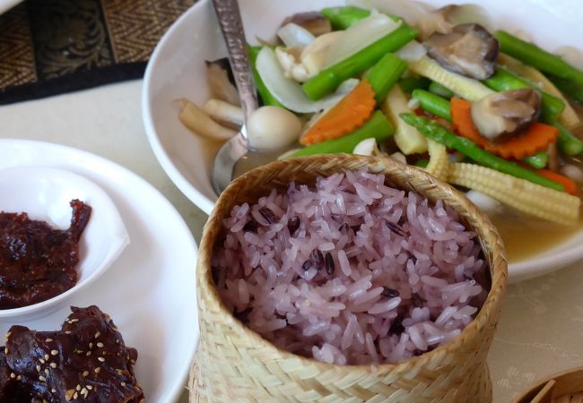 エアコンの効いたシックな店内でランチ。カオ・プンがウマウマ！