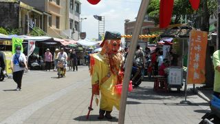 周囲がにぎやかです。