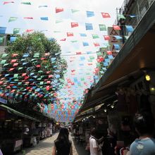 小さな旗の装飾が楽しそうな雰囲気に役立っていますね