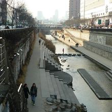 よく整備された川の両岸は市民の遊歩道