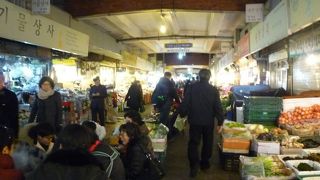 地元の雰囲気がする市場」