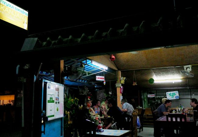 旧市街でおばあちゃんが営むKANJANA THAIFOOD