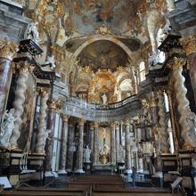 豪華な教会内部