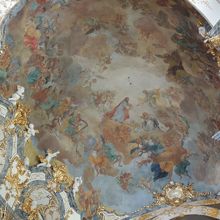 天使が飛び交う天井画