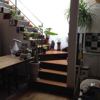 ダイニングルーム!?のようなところから屋上に向かう階段。