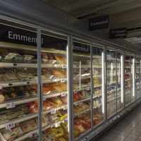 近くのスーパーです。これ全部チーズ、