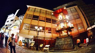 秋山好古、真之と正岡子規の足跡を尋ねて　道後温泉からくり時計で演じられるのは夏目漱石の坊ちゃん