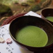 竹林を眺めながらいただくお抹茶