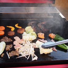 夕食のBBQ。お肉、海鮮、野菜、焼きそばとボリュームたっぷり