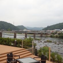 レストラン外のテラスから旭川を眺める