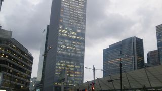 便利は駅前のビル