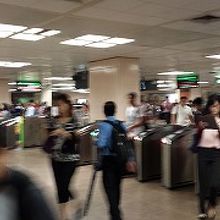 ラッフルズプレイス駅の自動改札機付近。