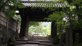 名前のとおり高台にあります