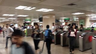 出入り口多く、地下通路にショップも多い