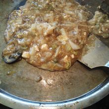 すき焼きもんじゃ。最後に生卵を落とします。